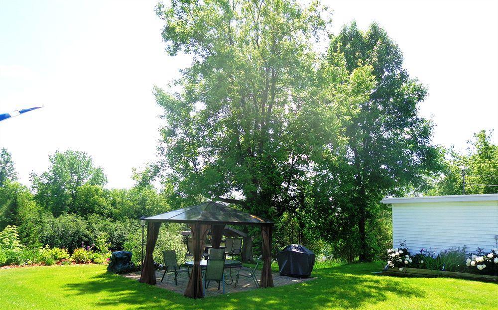 Motel Des Deux Lacs Waterloo Eksteriør billede
