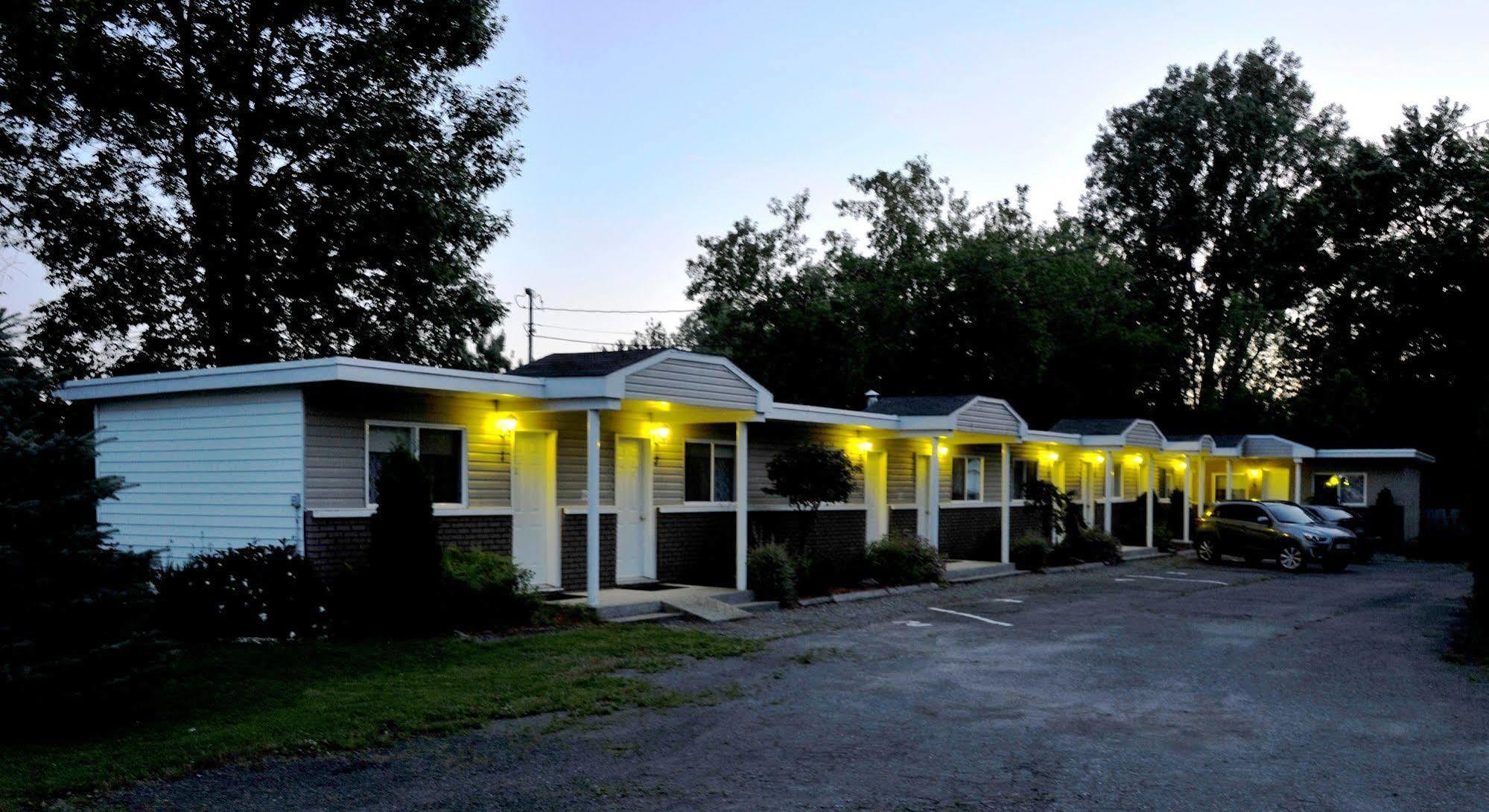 Motel Des Deux Lacs Waterloo Eksteriør billede